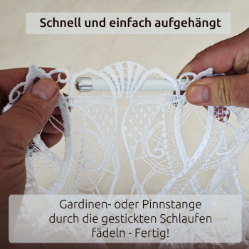 Ein Paar Hände führt eine weiße Gardinenstange durch die bestickten Schlaufen eines Spitzenvorhangs. Oberhalb und unterhalb des Bildes erscheint ein deutscher Anleitungstext: "Schnell und einfach aufgehängt" und "Gardinen- oder Pinnstange durch die gestickten Schlaufen fädeln - Fertig!".
