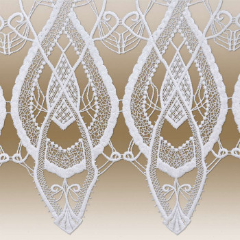 Weißes Spitzenmuster mit symmetrischen, tropfenförmigen Motiven, kombiniert mit geometrischen und floralen Elementen. Das Muster enthält feine Nähte und Zierschleifen. Der Hintergrund ist in einem Beigeton gehalten, der einen Kontrast zu den Spitzendetails bildet.