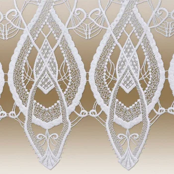 Weißes Spitzenmuster mit symmetrischen, tropfenförmigen Motiven, kombiniert mit geometrischen und floralen Elementen. Das Muster enthält feine Nähte und Zierschleifen. Der Hintergrund ist in einem Beigeton gehalten, der einen Kontrast zu den Spitzendetails bildet.