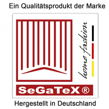 Ein Logo mit einem roten stilisierten Vorhang über dem Wort "SeGaTeX®" in Weiß auf einem roten Balken. Rechts daneben steht "home fashion" vertikal neben schwarzen, roten und goldenen Streifen. Darüber und darunter steht in deutscher Sprache "Ein Qualitätsprodukt der Marke" und "Hergestellt in Deutschland".