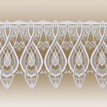 Weißer Spitzenbesatz mit symmetrischen Mustern aus Schleifen, Rauten und floralen Motiven. Die Spitze hat Wellenkanten und ist vor einem zartbeigen Hintergrund angebracht. Das komplizierte Design und die detaillierte Handwerkskunst sind deutlich sichtbar.