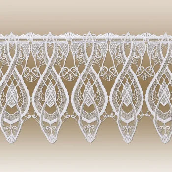 Weißer Spitzenbesatz mit symmetrischen Mustern aus Schleifen, Rauten und floralen Motiven. Die Spitze hat Wellenkanten und ist vor einem zartbeigen Hintergrund angebracht. Das komplizierte Design und die detaillierte Handwerkskunst sind deutlich sichtbar.