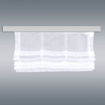 Ein durchsichtiger weißer Vorhang mit horizontalen Lagen hängt an einer geraden silbernen Vorhangstange vor einem schlichten grauen Hintergrund. Das Material ist leicht und lichtdurchlässig, und die subtilen Lagen verleihen dem Gesamterscheinungsbild Textur und Tiefe.