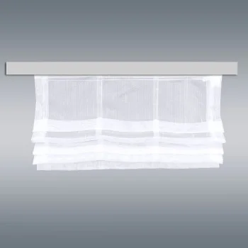 Ein durchsichtiger weißer Vorhang mit horizontalen Lagen hängt an einer geraden silbernen Vorhangstange vor einem schlichten grauen Hintergrund. Das Material ist leicht und lichtdurchlässig, und die subtilen Lagen verleihen dem Gesamterscheinungsbild Textur und Tiefe.