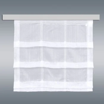 Ein durchsichtiger weißer Vorhang mit horizontalen Falten hängt an einer geraden, weißen Stange vor einem Hintergrund mit grauem Farbverlauf. Der Vorhang ist halbtransparent, fällt sauber und ist mit sichtbaren vertikalen und horizontalen Nähten versehen.