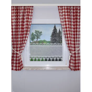 Ein Fenster mit rot-weiß karierten Vorhängen, die zurückgebunden sind, zeigt einen mit Spitze besetzten Halbvorhang. Durch das Fenster sieht man eine gemalte Landschaft mit grünem Gras, zwei Laubbäumen und zwei hohen Immergrünen unter einem blauen Himmel. Der Rahmen ist eine neutrale Brüstung mit einer weißen Wand.