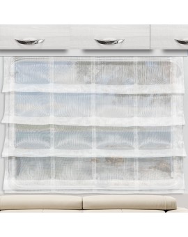 Transparentes Raffrollo Mailin Sekt an einem Wohnwagenfenster mit Ausblick auf einen See und Berge im Hintergrund