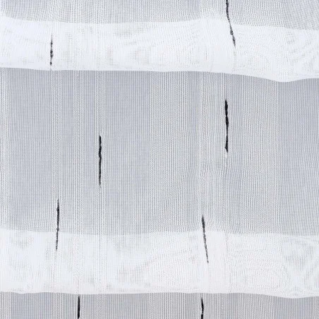 Nahaufnahme eines halbtransparenten weißen Stoffes mit horizontalen Streifen. Der Stoff weist eine feine Netzstruktur auf und ist von vertikalen schwarzen Stichen durchzogen, die in unregelmäßigen Abständen verlaufen. Licht scheint durch den Stoff hindurch und bringt dessen zarte Struktur zur Geltung.