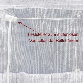 Nahaufnahme eines weißen Feststellmechanismus an einem Rollo aus durchscheinendem Stoff. Ein roter Pfeil zeigt auf den Feststeller, daneben steht der deutsche Text: „Feststeller zum stufenlosen Verstellen der Rollobänder“, der dessen Einstellfunktion beschreibt.