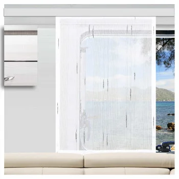 Die Caravan-Schiebegardine „Alva“ in Weiß-Anthrazit von SeGaTeX Home Fashion hängt vor einem Wohnwagenfenster, hinter dem sich Berge, Wasser und Bäume erstrecken. Daneben steht ein beiges Sofa.