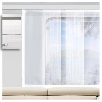 Eine Weitwinkelaufnahme zeigt die SeGaTeX Caravan-Schiebegardine „Lykke“ mit glänzenden Streifen, die über ein großes Fenster drapiert ist und die Außenkulisse mit Wasser, Bergen und Bäumen einrahmt.