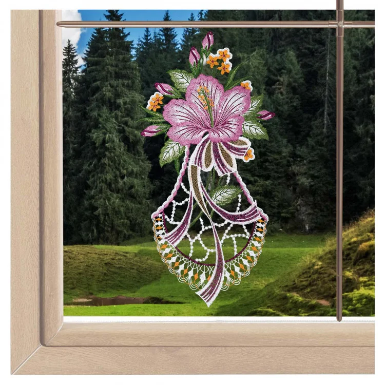 Ein violettes Hibiskus-Spitzenfensterbild von ANDEA design Fashion verleiht dem Raum Eleganz, während draußen ein malerischer Blick auf den Wald und die grasbewachsenen Hügel zu genießen ist.