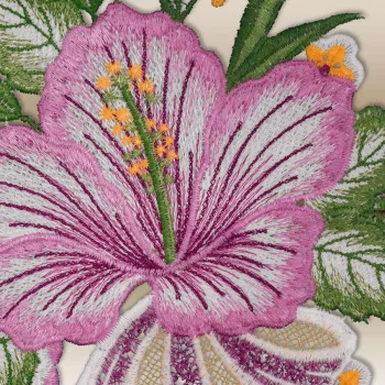 Die Nahaufnahme hebt die filigrane Struktur der violetten Hibiskusblüte hervor und zeigt zarte gelbe Akzente sowie fein gearbeitete grüne Blätter.