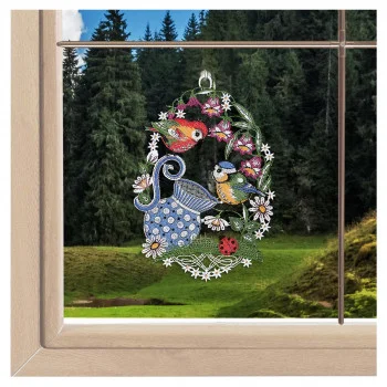 „Fensterbild Hibiskusblüte lila“ von ANDEA design, eine zarte Fensterdekoration aus Spitze, hängt vor dem Fenster, hinter dem sich ein Wald und eine Wiese erstrecken.