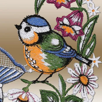 Nahaufnahme des gestickten Vogel- und Blumenmotivs auf hellbraunem Stoff, die die filigranen blauen, orangefarbenen, weißen und grünen Details in „Fensterbild Hibiskusblüte lila“ von ANDEA hervorhebt.