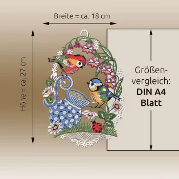 Nahaufnahme der violett bestickten Hibiskusblüte mit zarten Spitzendetails, die die Qualität der Stickerei und die Textur hervorhebt und als elegante Fensterdekoration präsentiert wird.