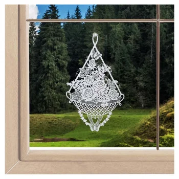 Eine romantische Fensterdekoration aus weißer Spitze von ANDEA mit Rosen und einem Schmetterling, die als perfekte Ergänzung zu hellen und malerischen Ausblicken konzipiert ist.