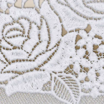 Die Nahaufnahme hebt die aufwendigen Stickereien und die romantischen floralen Spitzendetails des Modells „Fensterbild Rosenkorb Sekt“ von ANDEA design auf halbtransparenter Vogtland-Spitze hervor.
