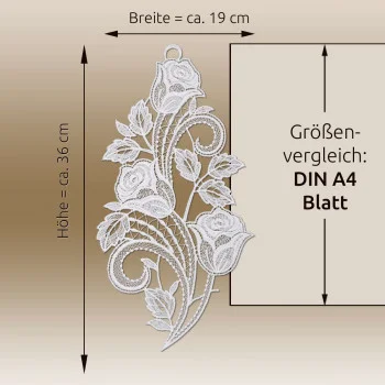 Drei Rosenblüten aus weißer Spitze von ANDEA design, etwa 36 × 19 cm groß, liegen neben einem DIN-A4-Blatt zum Größenvergleich auf beigem Hintergrund.