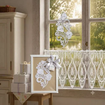Aus einem seitlichen Blickwinkel betrachtet hängt das Spitzenkunstwerk mit drei Rosen in einem hellen Küchenfenster, daneben stehen Geschenkboxen, und draußen sind Bäume und ein Teich zu sehen.