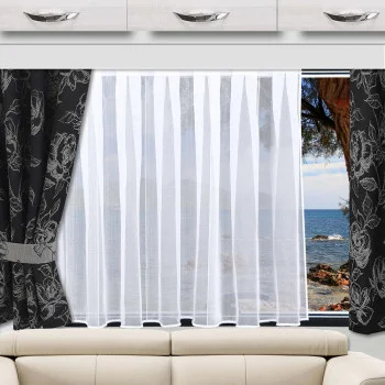 Eine Nahaufnahme zeigt den gestreiften, transparenten Sablé-Sichtschutz „Caravanstore Lykke“, der an einem Wohnwagenfenster angebracht ist – oberhalb des Sofas und unterhalb der Hängeschränke.
