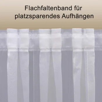 Der Caravanstore Lykke Sablé-Sichtschutz hängt kompakt mit flachem Plisseeband, wobei die glänzenden Streifen sichtbar sind und darunter ein deutscher Text als Kontext angezeigt wird.