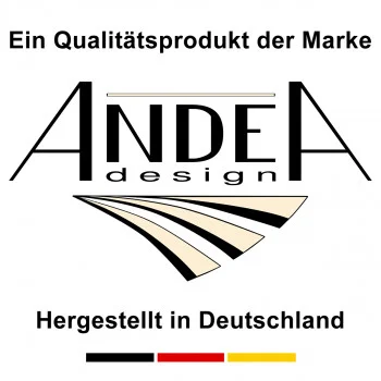 Nahaufnahme des Produktlogos mit der Aufschrift „Ein Qualitätsprodukt der Marke ANDEA design. Hergestellt in Deutschland“ vor dem Hintergrund des grünen Gartenwächters mit Linien und Fahnenmotiv.