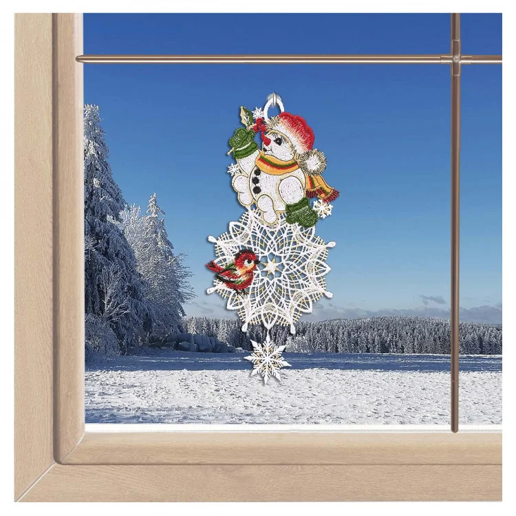 Fensterbilder Flockenwirbel mit Schneemann – Winterliche Fensterdeko aus Vogtländischer Spitze