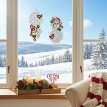 Fensterbilder Flockenwirbel mit Schneemann – Winterliche Fensterdeko aus Vogtländischer Spitze