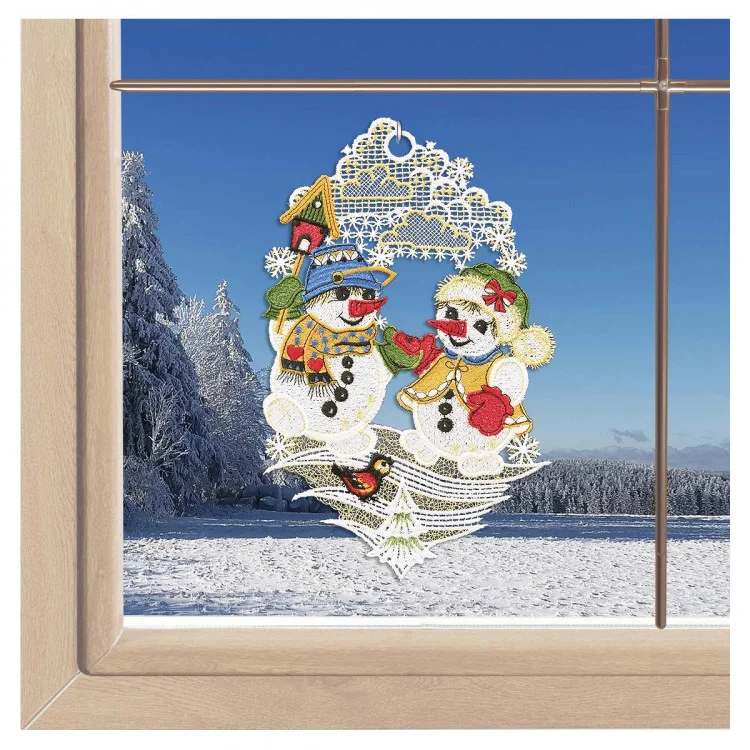 Fensterbild Schneemann-Freunde – Winterliche Fensterdeko aus Vogtländischer Spitze