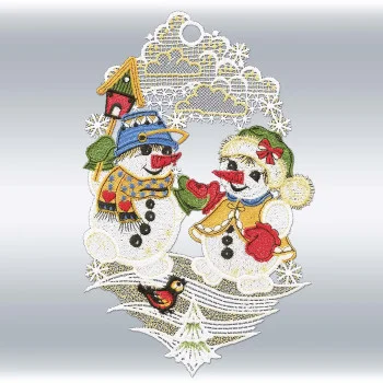 Fensterbild Schneemann-Freunde – Winterliche Fensterdeko aus Vogtländischer Spitze