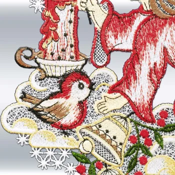 Nahaufnahme des Adventsengels mit roter Mütze, Vogel, goldenen Glöckchen und Kerze, kunstvoll auf silbernem Stoff von ANDEA design gestickt.