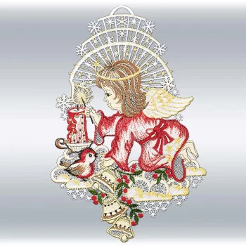 Nahaufnahme des Adventsengels aus feiner Vogtländer Spitze von ANDEA design, der vor einer Kerze kniet, mit Vogel und Glöckchen auf hellem Hintergrund.