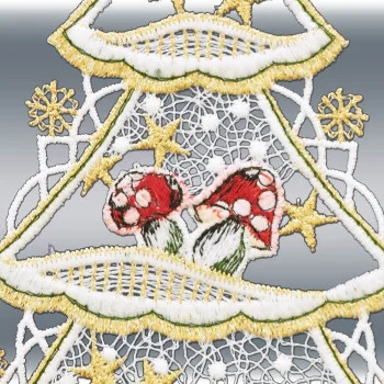 Nahaufnahme von zwei rot bestickten Pilzen, eingebettet in einen zarten, gold-weißen Spitzen-Weihnachtsbaum, der mit Sternen verziert ist und vor einem sanften silbernen Farbverlauf als Hintergrund steht.