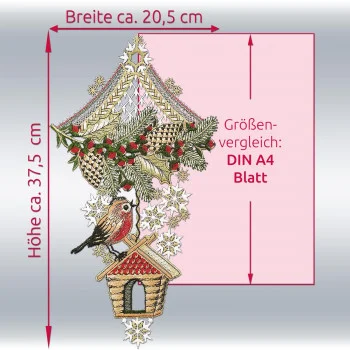 Nahaufnahme, die die filigranen Stickdetails des Rotkehlchens, des Vogelhäuschens und der vereisten Stechpalme auf dem Fensterbehang aus Plauener Spitze hervorhebt; daneben ist ein A4-Blatt als Größenvergleich abgebildet.