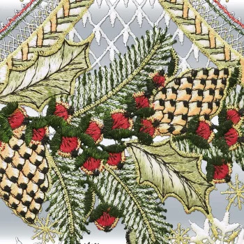 Eine Nahaufnahme des Rotkehlchen-Motivs zeigt festliche Tannenzapfen, Stechpalmenzweige und Beeren, die sorgfältig auf zarte weiße Spitze gestickt wurden und für einen weihnachtlichen Akzent sorgen.