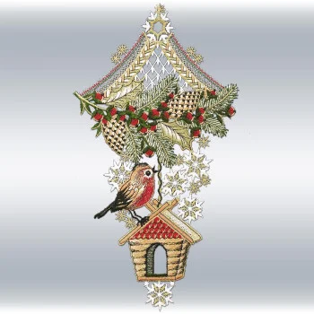 Nahaufnahme des bestickten Vogelhäuschens von ANDEA Design mit einem Rotkehlchen inmitten von Kiefern, Stechpalmen und Schneeflocken, dargestellt vor einem Hintergrund mit sanftem Farbverlauf.