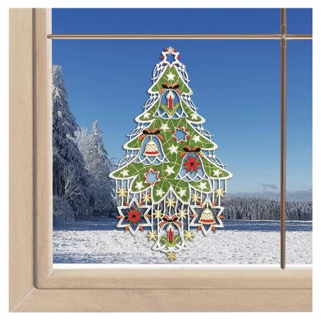 In einem Fenster hängt eine Weihnachtsbaumverzierung aus Vogtländer Spitze von ANDEA design; draußen sind verschneite Bäume und ein blauer Himmel zu sehen.