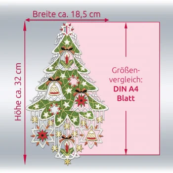 Die Weihnachtsbaum-Fensterdekoration aus Spitze ist neben einem A4-Blatt abgebildet, wodurch ihre tatsächliche Größe sowie die feinen Details wie Sterne, Glöckchen, Kerzen und rote Bänder deutlich werden.