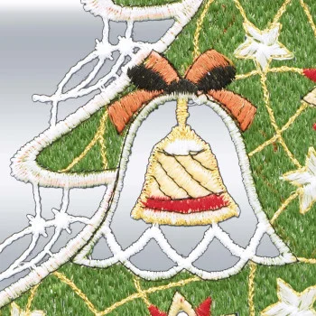 Nahaufnahme einer goldenen Glocke mit rotem Band und Schleife, die auf grün-weißem Stoff ruht; verziert mit goldenen Sternen und Spitze aus der ANDEA-Weihnachtsbaum-Fensterdekoration.