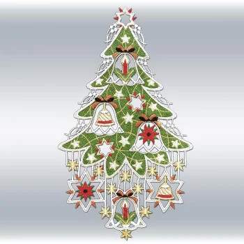 Nahaufnahme des Weihnachtsbaums aus Vogtländer Spitze von ANDEA mit goldenen Glöckchen und roten Kerzen vor einem sanften grauen Farbverlaufshintergrund.