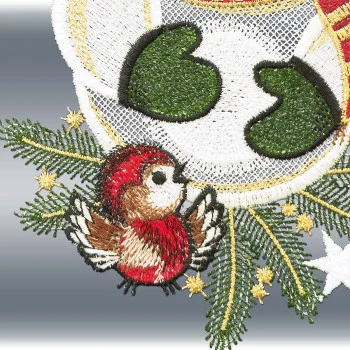 Nahaufnahme eines rotbraunen Vogels, der auf grünen Kiefernzweigen sitzt, umgeben von goldenen Sternen und zarten, spitzenartigen Blättern, vor einem Hintergrund mit sanftem grauen Farbverlauf.