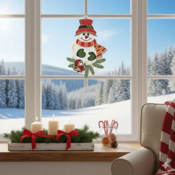 Fensterbild „Fröhlicher Schneemann mit Vögelchen aus Vogtländischer Spitze“, über Kerzen und einer Girlande angebracht, von innen betrachtet vor einer verschneiten Außenkulisse.