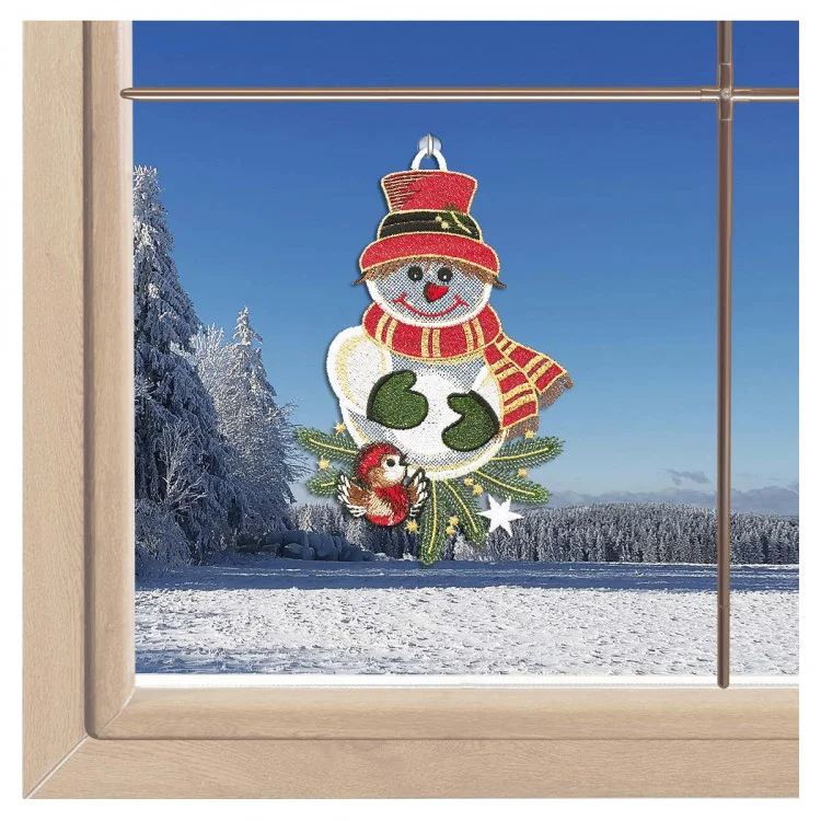 Ein fröhlicher Schneemann mit Schal, Mütze und einem kleinen Vogel, von ANDEA aus Vogtland-Spitze gefertigt, ist eine bezaubernde Dekoration für winterliche Fenster.