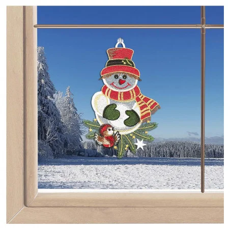 Ein fröhlicher Schneemann mit Schal, Mütze und einem kleinen Vogel, von ANDEA aus Vogtland-Spitze gefertigt, ist eine bezaubernde Dekoration für winterliche Fenster.