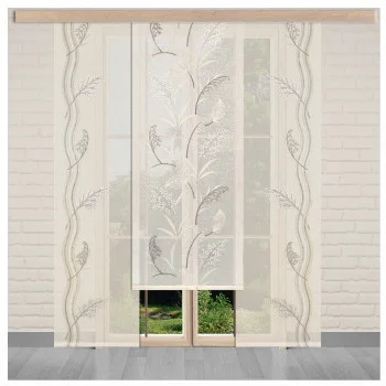 Vor einer Glastür hängen sektfarbene Vorhänge mit Blumen- und Blattmustern, die den Blick auf das Grün draußen vor einer weißen Backsteinwand und einem grauen Fußboden drinnen freigeben.