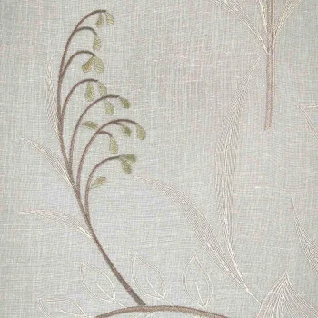 Eine Nahaufnahme eines hellbeigen Stoffes mit einem gestickten botanischen Muster mit geschwungenen Gräsern, kleinen grünen Blättern und abstrakten Blattumrissen in zartem Braun und Grün.