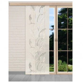 Ein halbtransparenter Vorhang mit einem zarten botanischen Muster hängt vor einem großen Fenster mit einem Holzrahmen, der den Blick auf einen grünen Garten und Bäume freigibt. Der Raum hat weiße Backsteinwände und einen hellgrauen Fußboden.