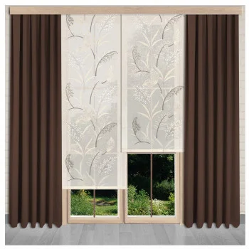 Ein großes Fenster mit braunen Verdunkelungsvorhängen, die naturfarbene Paneele mit zartem Blumenmuster einrahmen. Aus dem Fenster blickt man auf einen grünen Garten mit Gras, Pflanzen und Bäumen.