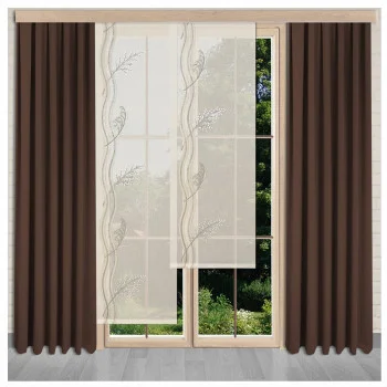 Braune bodenlange Vorhänge umrahmen ein großes Fenster mit zwei cremefarbenen Paneelen, die ein dezentes Blattmuster aufweisen. Draußen sind Grün und Bäume zu sehen. Das Zimmer hat einen hellen Bodenbelag.